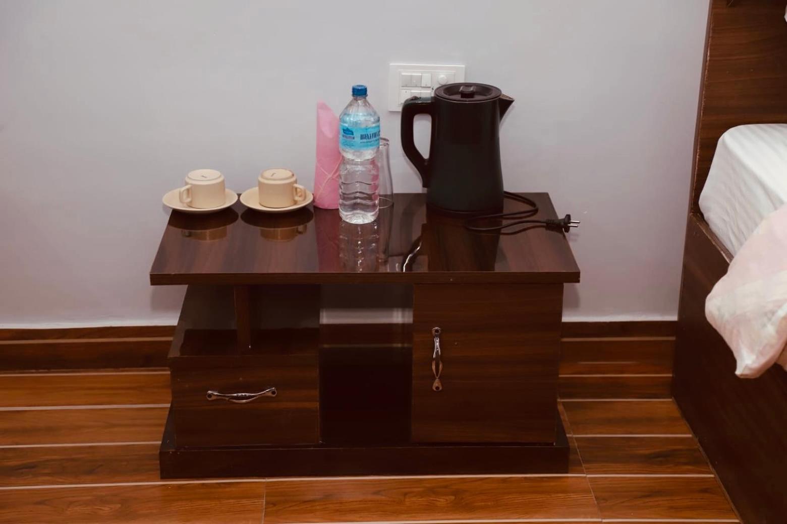 Typical Nepali Kitchen - No Pizza - No Pasta - No Problem !! Hotel Sauraha Kültér fotó